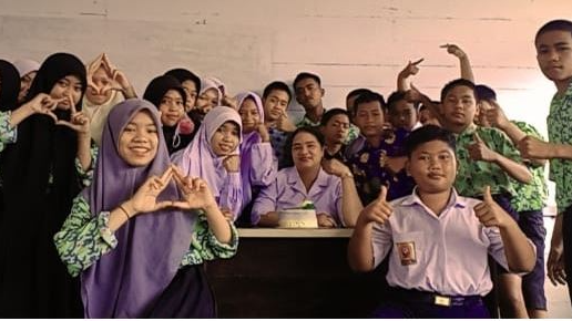 Siswa (i) Kelas 7B Tahun Pelajaran 2022/2023 bersama Wali Kelas (Yuliana, S.Pd).