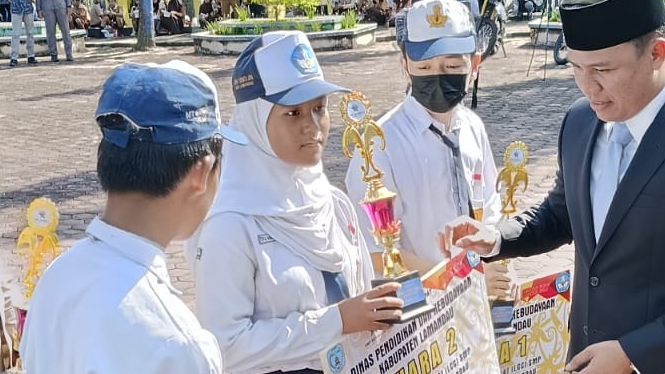 Penyerahan hadiah/piala secara simbolis oleh Bupati Lamandau - di momen Hardiknas 2023 - kepada para perwakilan pemenang LCC Tingkat SMP/MTs Sekabupaten Lamandau tahun 2023. Juara 1: SMPN 1 Batang Kawa Juara 2: SMPN 1 Sematu Jaya Juara 3: MTS Bulik