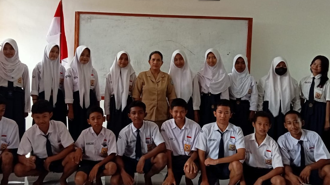 Siswa (i) Kelas 8B Tahun Pelajaran 2022/2023 bersama Wali Kelas (Theresya, S.Pd).