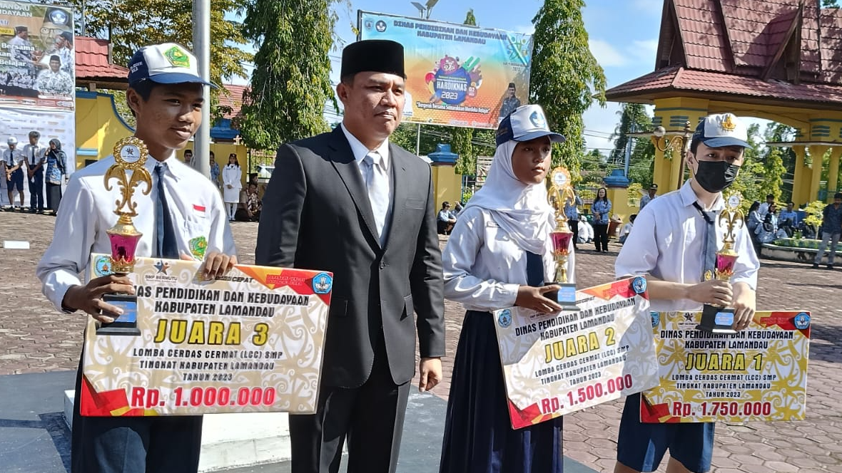 Penyerahan hadiah/piala secara simbolis oleh Bupati Lamandau - di momen Hardiknas 2023 - kepada para perwakilan pemenang LCC Tingkat SMP/MTs Sekabupaten Lamandau tahun 2023. Juara 1: SMPN 1 Batang Kawa Juara 2: SMPN 1 Sematu Jaya Juara 3: MTS Bulik