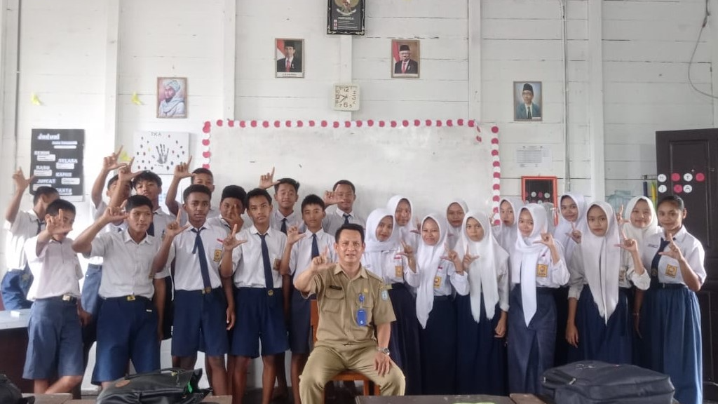 Siswa (i) Kelas 9A Tahun Pelajaran 2024/2025 bersama Wali Kelas (Rudi, S.Pd)