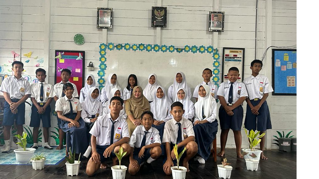 Siswa (i) Kelas 8A Tahun Pelajaran 2022/2023 bersama Wali Kelas (Ike Puspaningsih, S.Pd.)