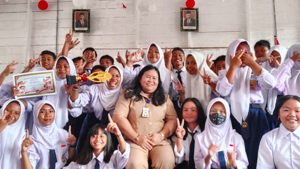 Siswa (i) Kelas 7A Tahun Pelajaran 2023/2024 bersama Wali Kelas (Lisna Haviani, S.Pd)