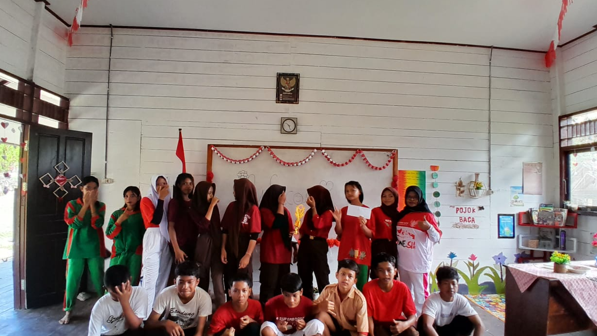 Siswa (i) Kelas 8C Tahun Pelajaran 2024/2025 bersama Wali Kelas (Supadmi, S.Pd)