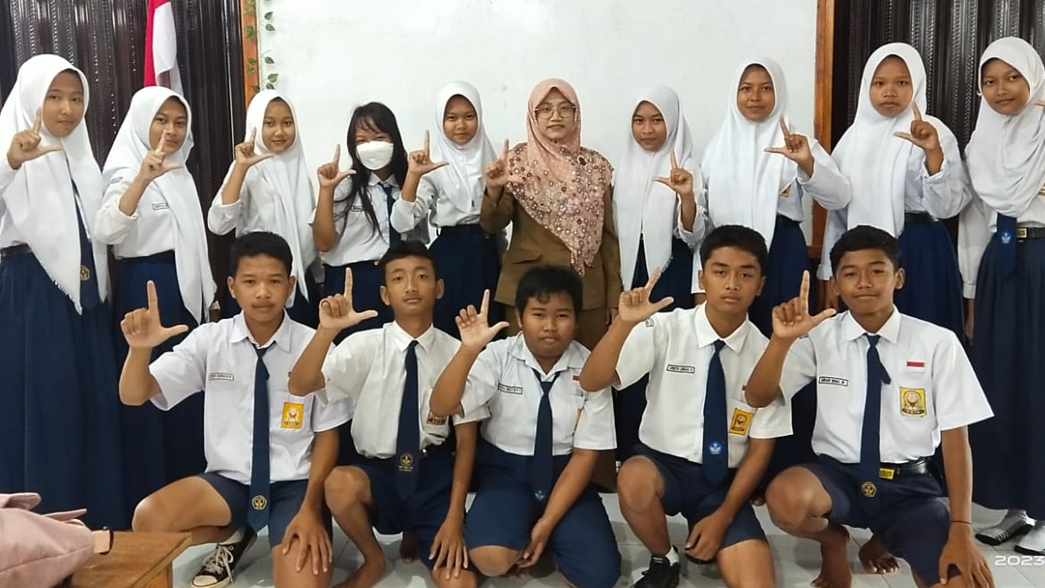 Siswa (i) Kelas 8C Tahun Pelajaran 2022/2023 bersama Wali Kelas (Bimta Ari Budiarti, S.Pd.I).