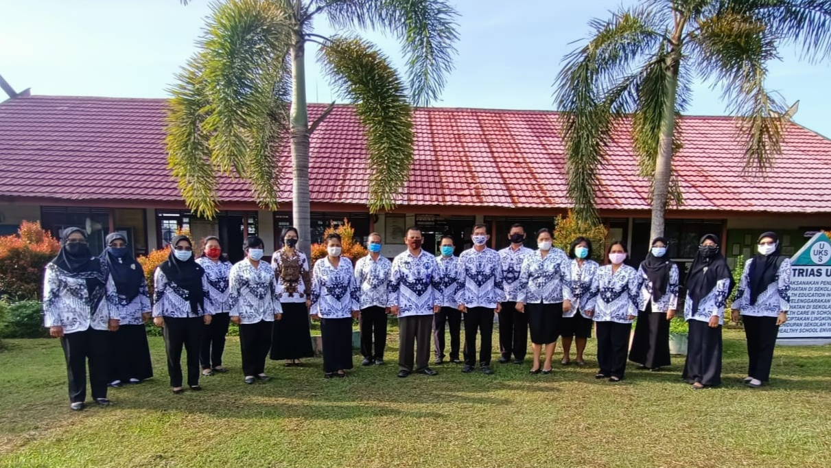 Kepala Sekolah dan Dewan Guru SMPN 1 Sematu Jaya